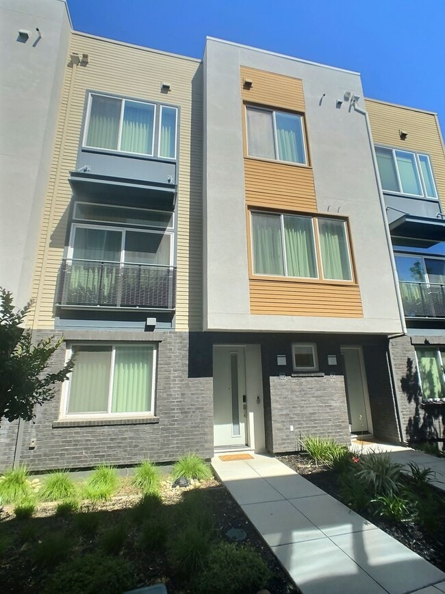 Building Photo - Bright 2 Bedroom Townhome in Downtown San Jose