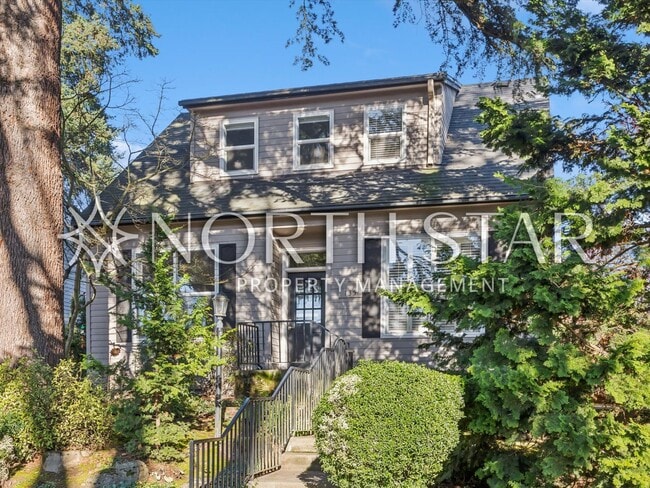 Building Photo - Perfect Old Town Lake Oswego Bungalow