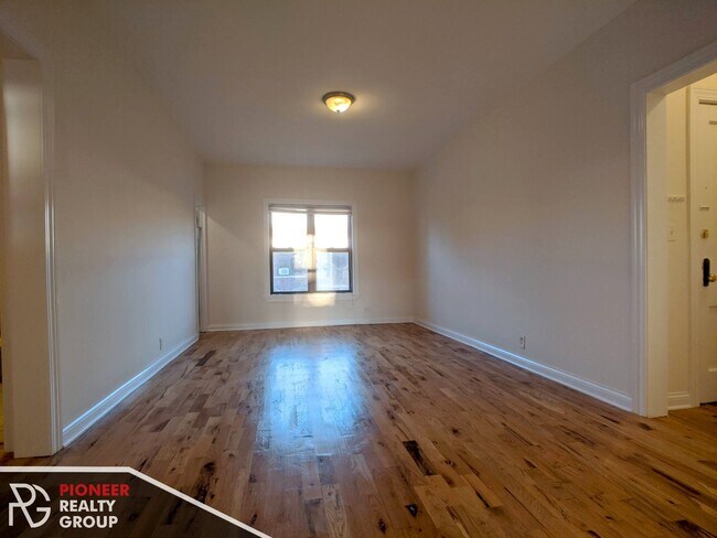 Photo - 822 W Waveland Ave Unit 1