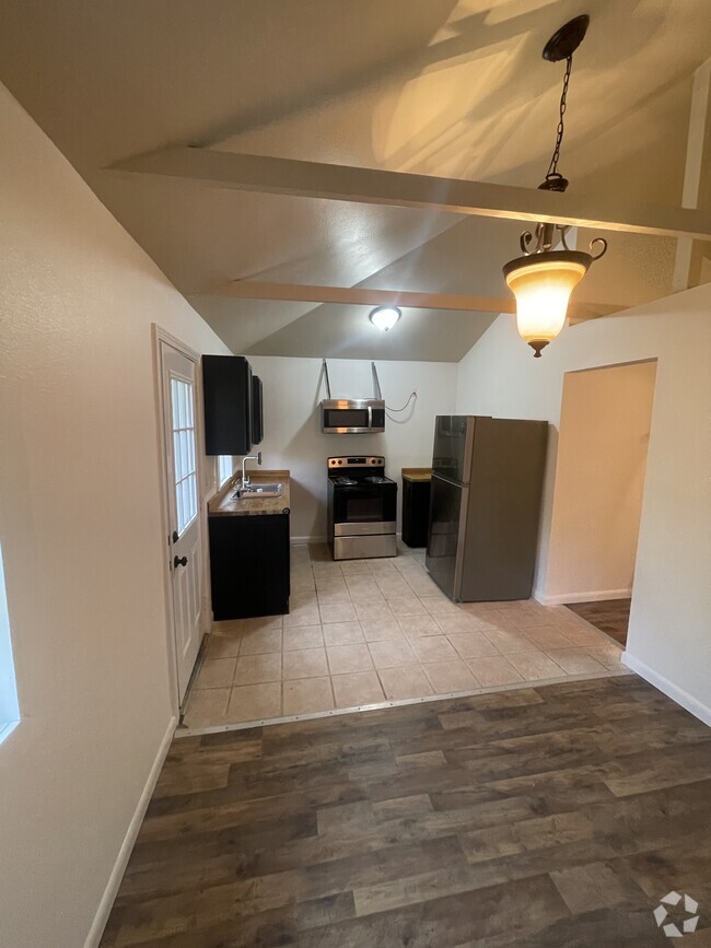 Building Photo - 144 Rosewood Dr Unit 144 1.2 Rosewood drive Rental