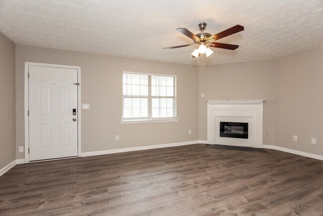 Photo - 915 Walnut Creek Ln