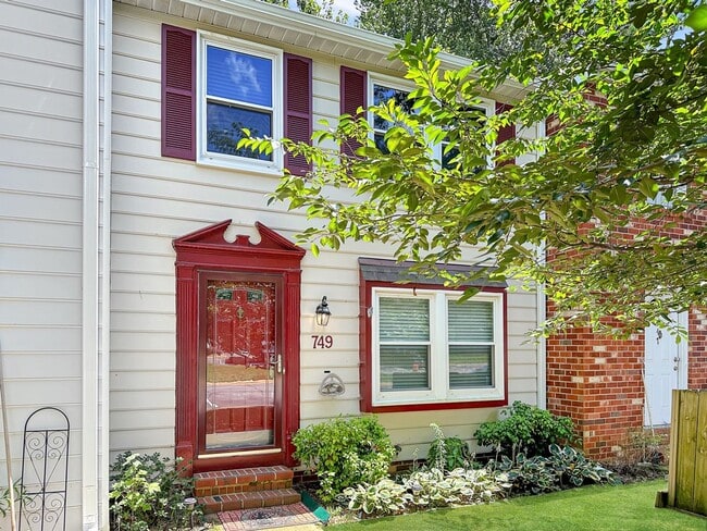 Building Photo - Brilliant 3 Bed 1.5 Bath Townhome in Great...