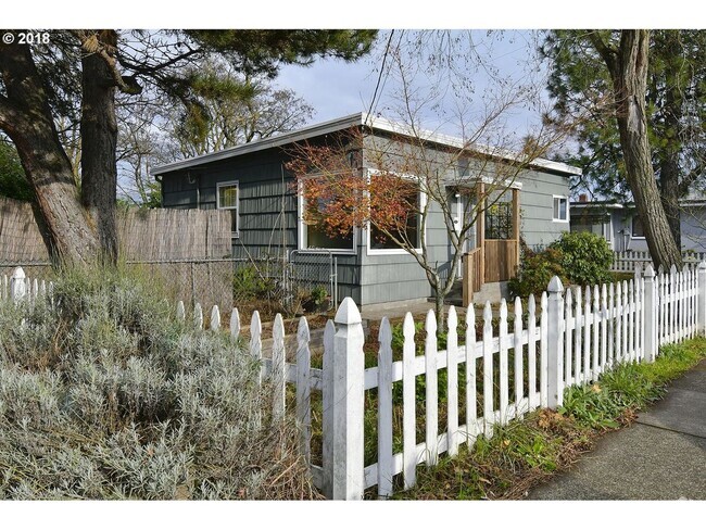 Building Photo - Charming Woodstock 3 Bed 1 bath Rach House...