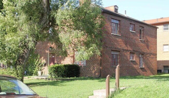 Spacious 2BD near downtown Columbus with parking, W/D hookups & secured access. Updated kitchen, ...
