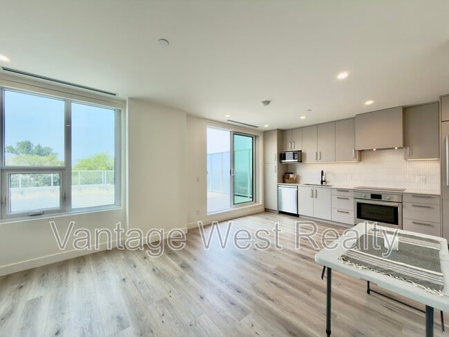 313-3300 Lakeshore Rd