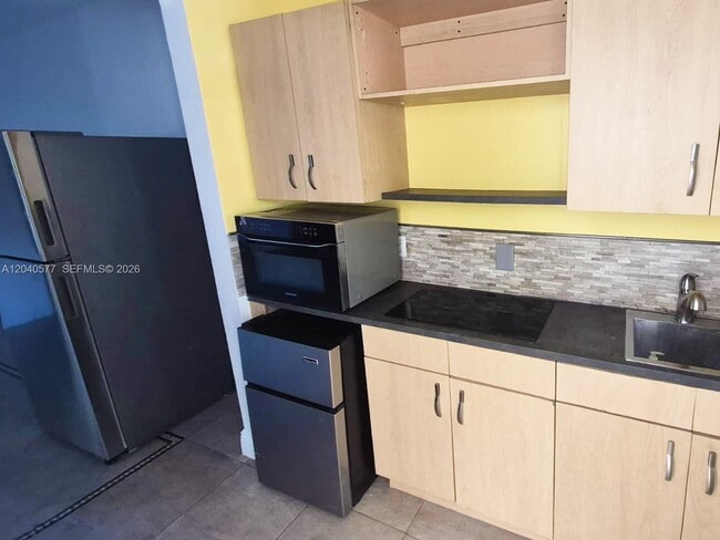 Photo - 585 NE 66th St Unidad 3