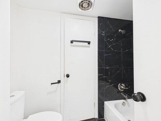 Photo - 5814 Fontenelle Dr