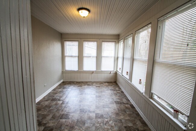 Building Photo - Charming 2BR 1BA Near Downtown Rental