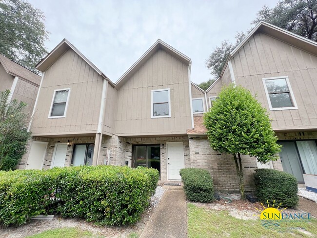 Building Photo - Centrally Located Townhouse with a Communi...