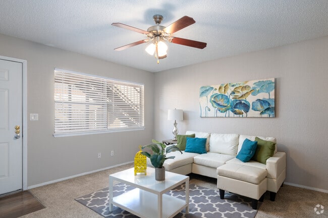 2 habitaciones, 1 baño, 865 pies cuadrados, sala de estar - San Marin