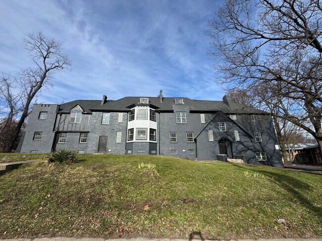 Building Photo - 2080 E 5th Ave Unit I