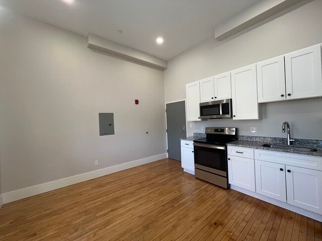 Building Photo - 34 St Joseph St Unit 14