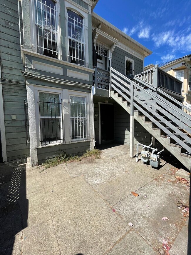 Building Photo - 1115 Willow St Unit Lower Rental
