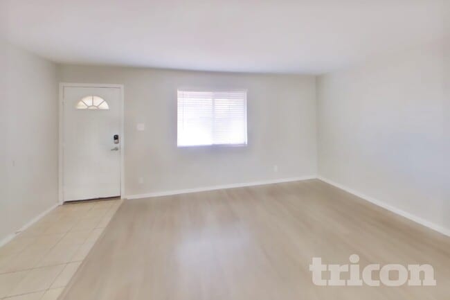 Photo - 5024 W Krall St