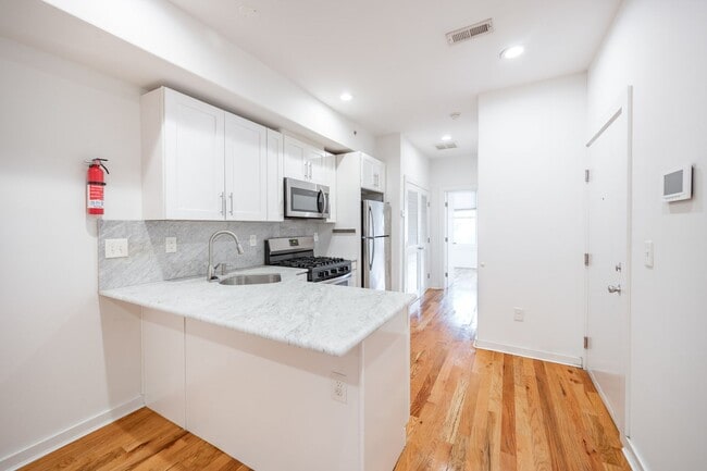 Building Photo - 1642 N Marshall St Unit 3