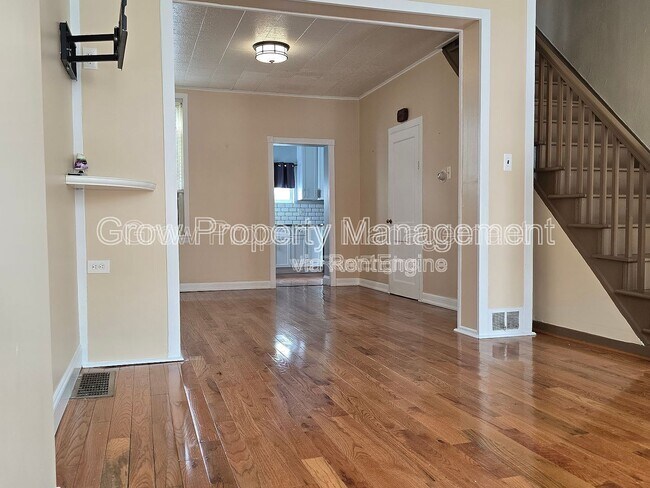 Photo - 323 Cross St