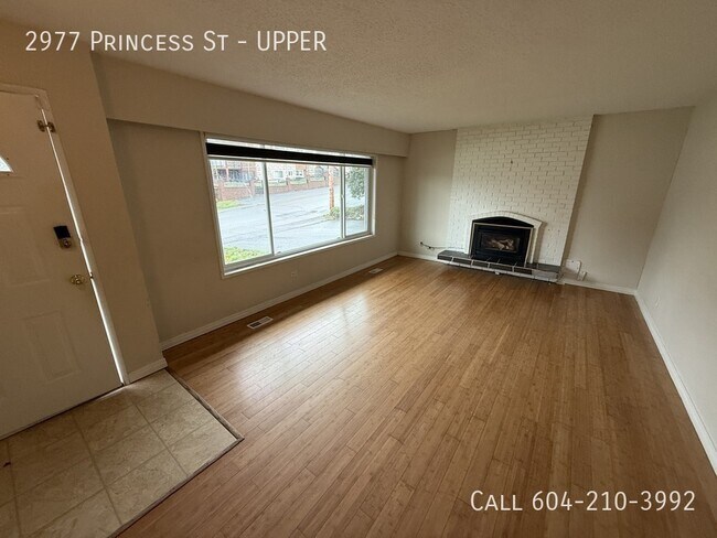 Photo - Spacious 3 Bedroom Upper Unité UPPER