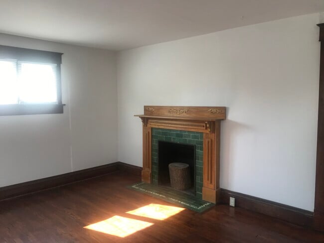 Photo - 110 E 44th St