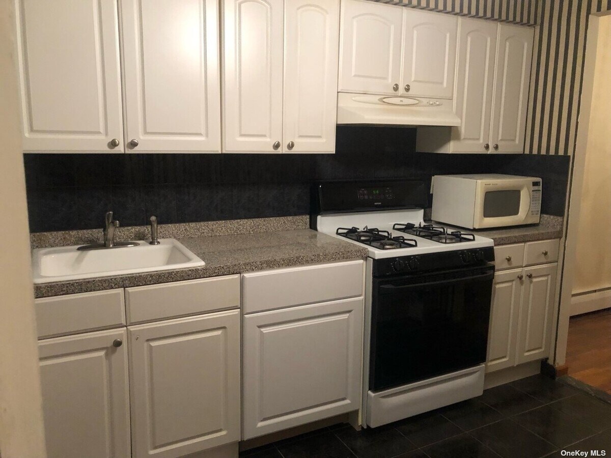 Photo - 71-57 Parsons Blvd