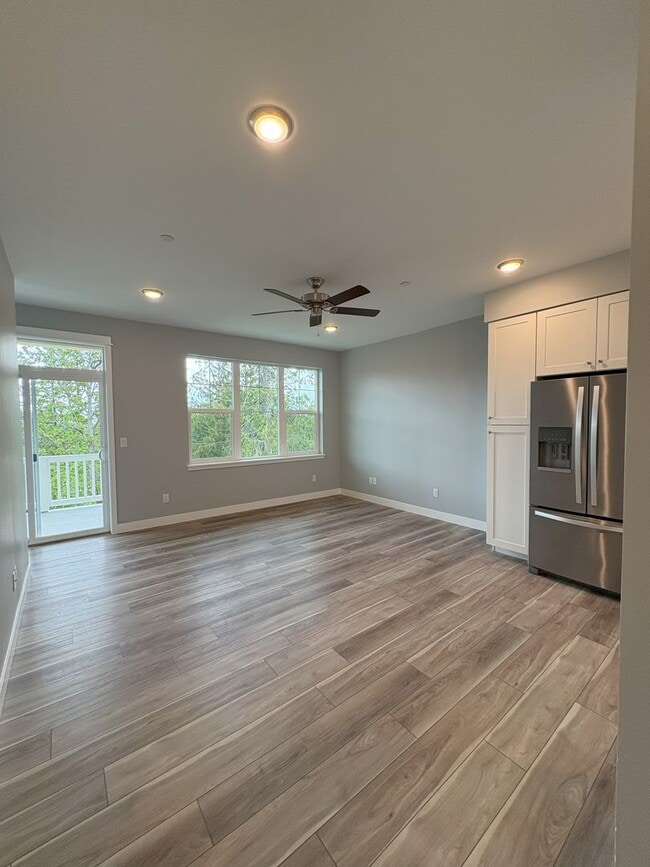 Building Photo - New Townhome with 3 Masters