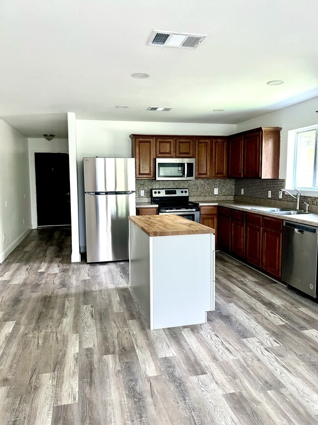 Photo - 529 W Metcalfe St