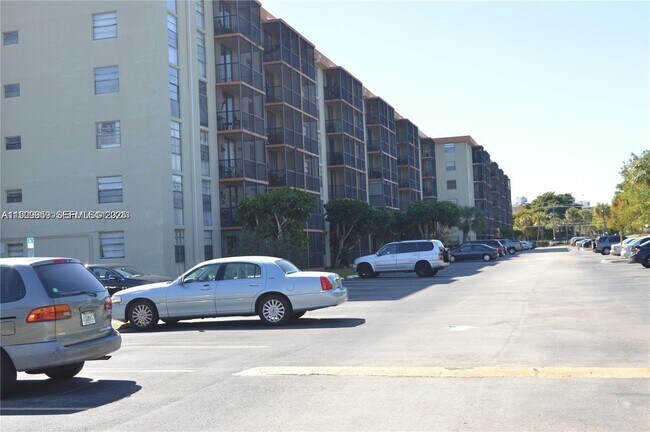 Photo - 16851 NE 23rd Ave Unidad A108