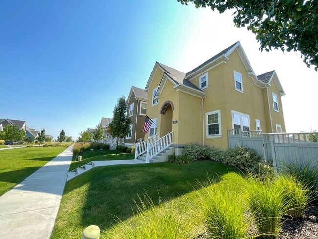 Building Photo - Great Daybreak Home Available March 1!