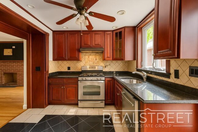 Photo - 376 Kosciusko Street – Large 1 Bedroom wit... Unidad 1