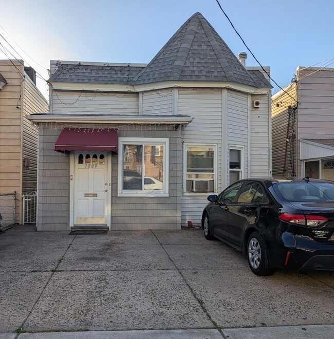 Photo - 1009 Grand Ave House