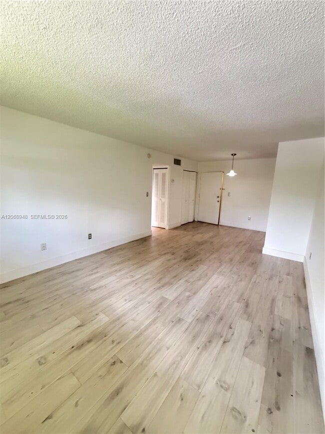 Building Photo - 606 W 81st St Unit 209