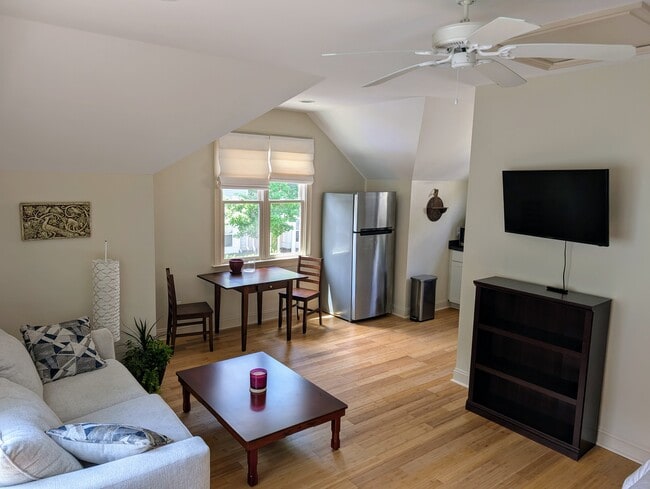 Building Photo - 217 W Winmore Ave Unit Studio Rental