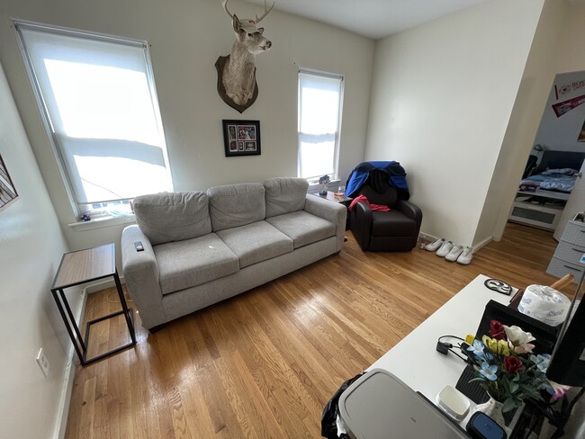 Building Photo - 218 W 8th St Unit 3 Rental