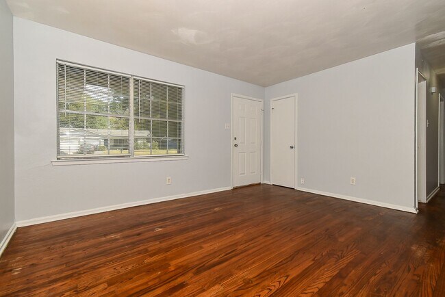 Photo - 6508 Finch-House
