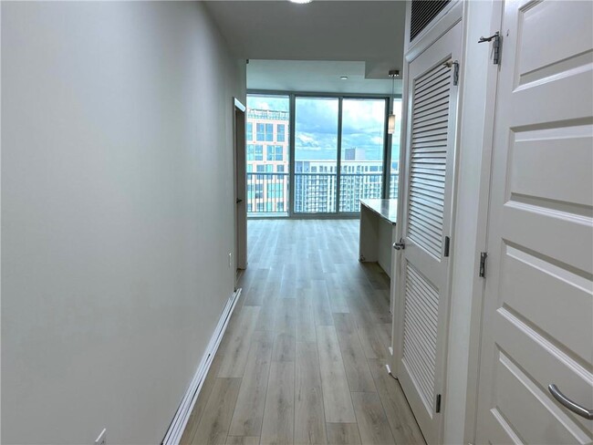 Photo - 1080 Peachtree St NE Unidad 2904