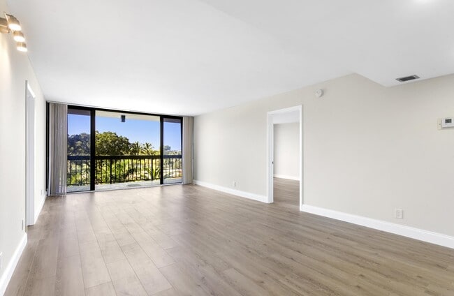 Photo - 2425 Presidential Way Unit 405