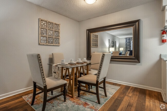 2BR, 2BA - 1050 SF (D) - Comedor