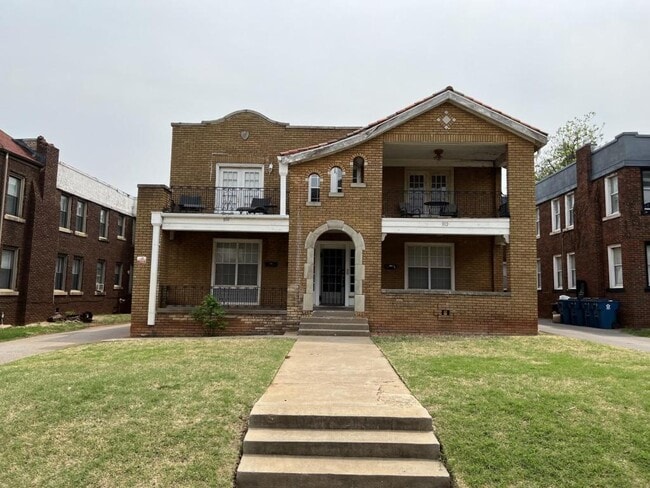 Building Photo - 814.5 East Dr