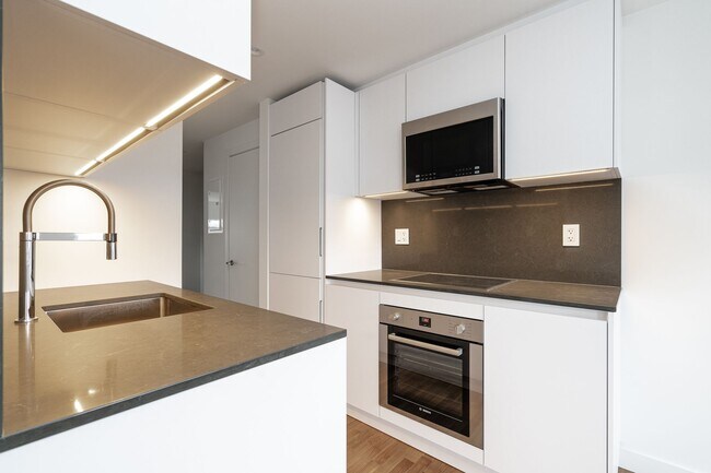 Building Photo - 501 Kingston Rd Unit 504