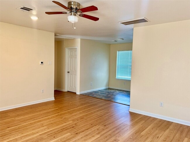 Photo - 711 Hahlo St