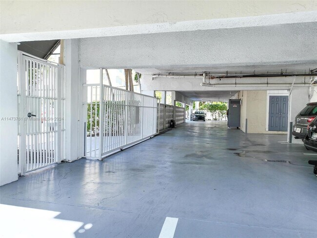 1357 Collins Ave Unit A4
