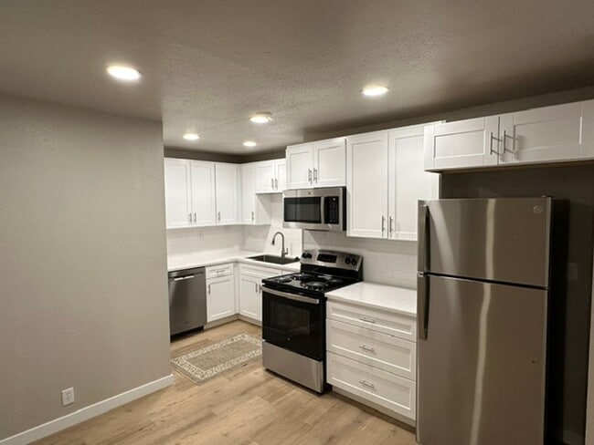 Building Photo - 227 S 6th St Unit B