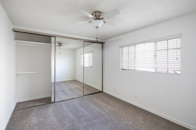 Photo - Beautiful & Spacious Top Floor Unit in Nor... Unidad F