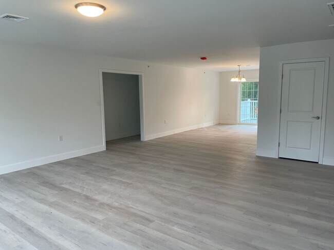 Photo - 558 Longfellow Dr Unit APT 1