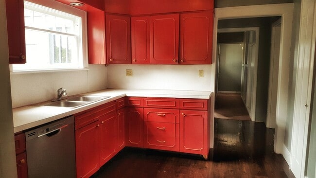 Building Photo - 517 W Broadway Ave