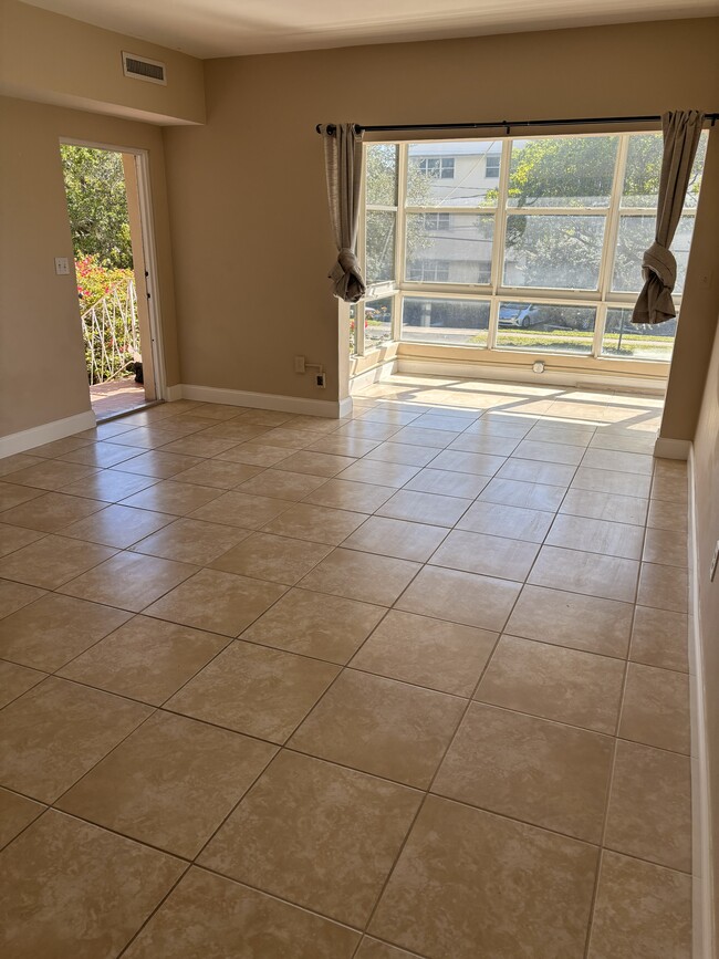 Sala de estar-Patio - 1345 NE 105th St Unidad #3