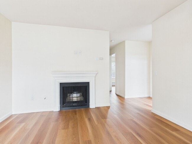 Photo - Beautifully appointed 2 bedroom condo for rent at Kimberly Place