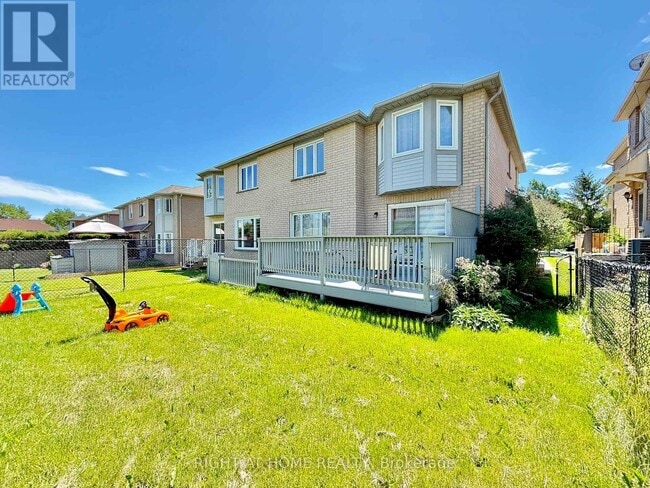 Photo - 569 Walpole Crescent