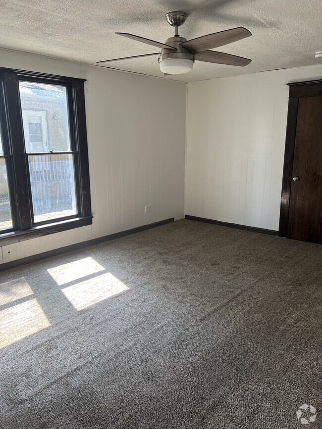 Building Photo - 115 E 9th St Unit 2 Rental