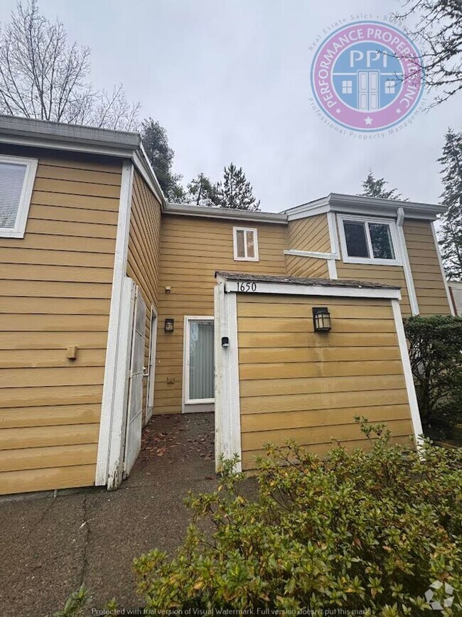 Building Photo - West Linn!!!  Stylish Townhouse, Private C...