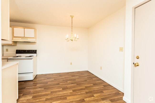 2BR, 1BA - The Cambridge 851 SF